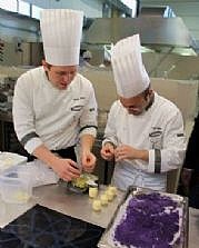 Luigi Caputo und Kochschüler beim Anrichten der Parmesansuppe